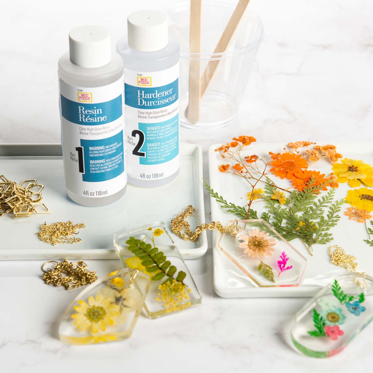 Make resin necklaces with dried flowers