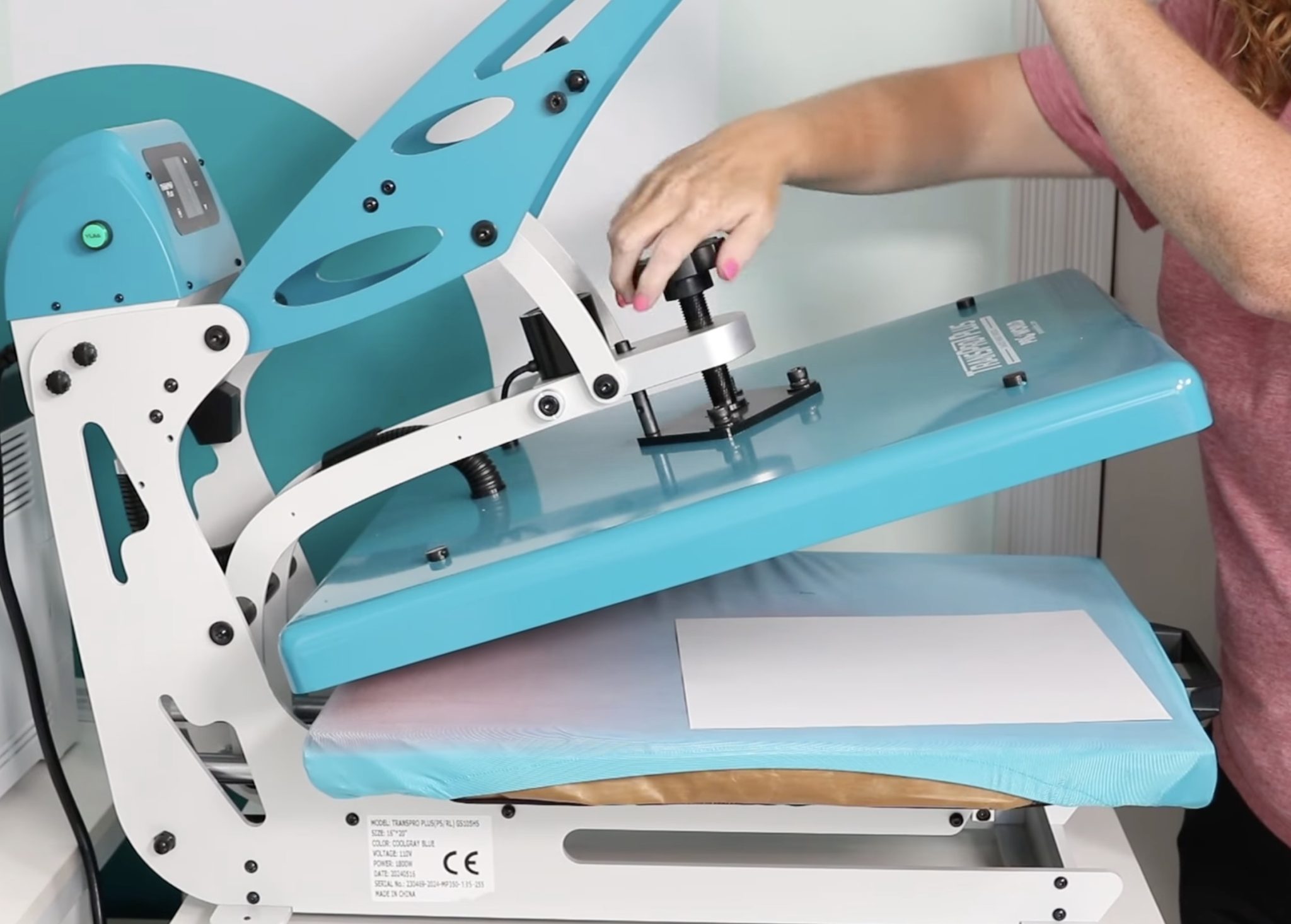 Turn the knob to the right to tighten the press.